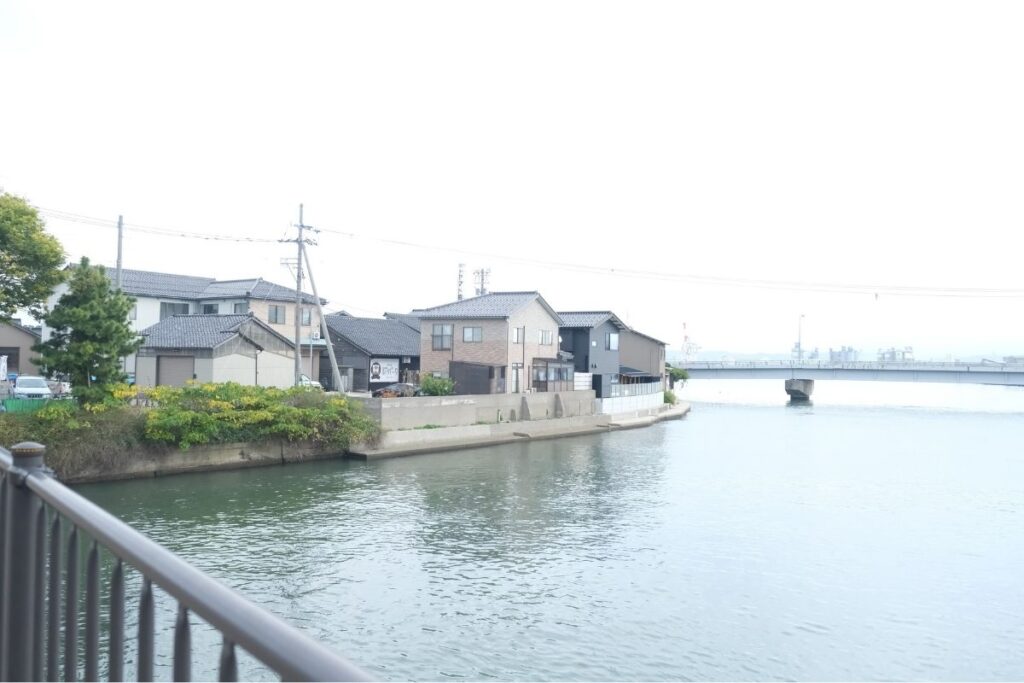みなと橋を渡ると、すぐに見えるのが「ヤマト醤油味噌」さんの糀パーク